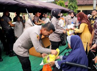 Warga Serbu Bazar Murah Ramadan Polresta Cirebon