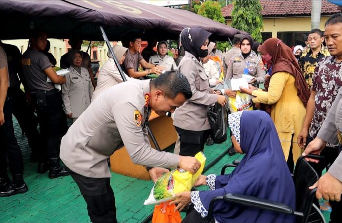 Warga Serbu Bazar Murah Ramadan Polresta Cirebon