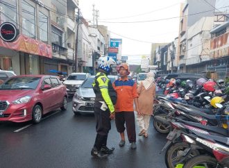 Rekayasa Lantas, Personel Polres Cirebon Kota Tertibkan Parkir Kendaraan Jelang Ngabuburit