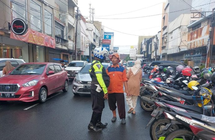 Rekayasa Lantas, Personel Polres Cirebon Kota Tertibkan Parkir Kendaraan Jelang Ngabuburit