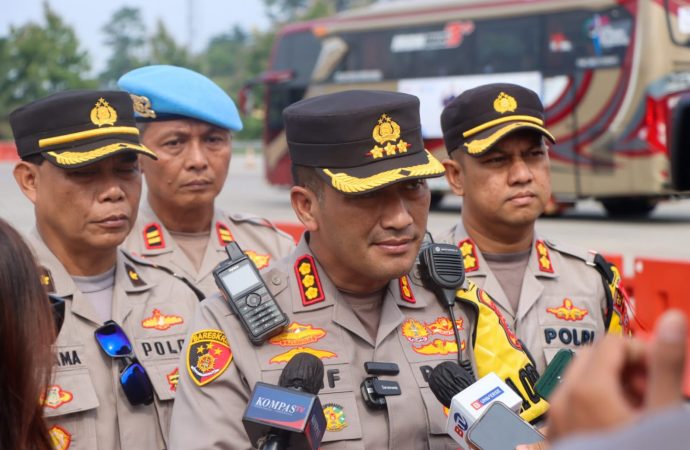 Kapolresta Cirebon Laksanakan Pemantauan Penerapan One Way di GT Palimanan
