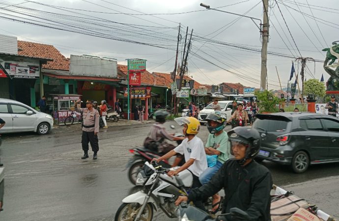 Personil Pos Pam Dukupuntang Atur Arus Lalin, Antisipasi Kemacetan Pagi Hari