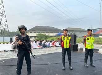 Personel Polresta Cirebon Amankan Salat Idul Fitri di Kabupaten Cirebon