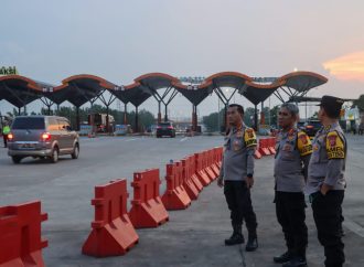 Kapolresta Cirebon Laksanakan Pemantauan Penerapan One Way di GT Palimanan
