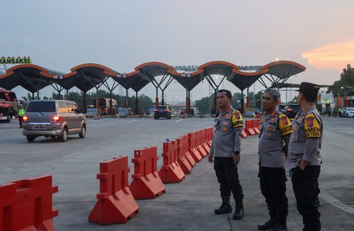 Kapolresta Cirebon Laksanakan Pemantauan Penerapan One Way di GT Palimanan