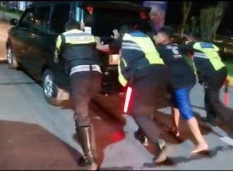 Tanggap Situasi Arus Balik, Personil Polres Ciko Pam Rest Area 208B Bantu Mobil Mogok