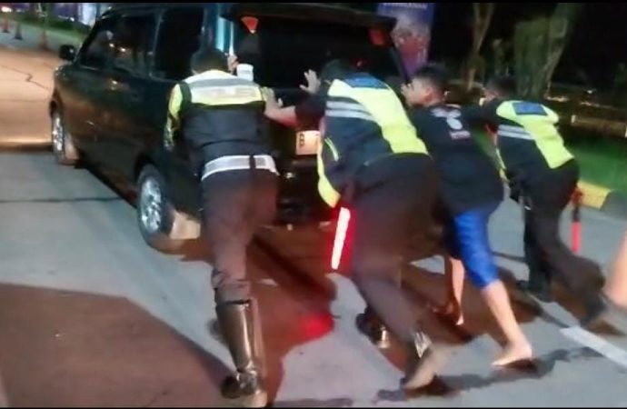 Tanggap Situasi Arus Balik, Personil Polres Ciko Pam Rest Area 208B Bantu Mobil Mogok