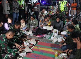 Sinergitas TNI – Polri, Hibur Pemudik Balik di SPBU Tegalkarang dengan Tari Topeng dan Kuliner