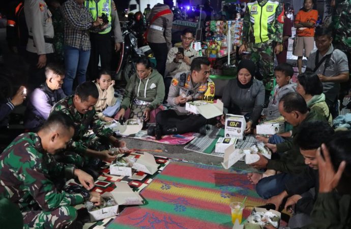 Sinergitas TNI – Polri, Hibur Pemudik Balik di SPBU Tegalkarang dengan Tari Topeng dan Kuliner