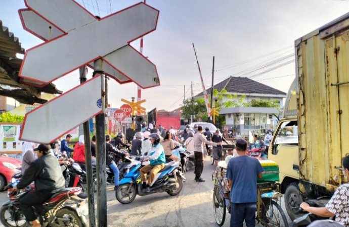 Polsek Pabuaran berikan kelancaran kepada pengguna jalan raya