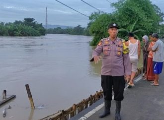 Respon Cepat Anggota Polsek Pabedilan, Ciptakan Situasi Aman Kondusif di Jalan Umum Tergenang