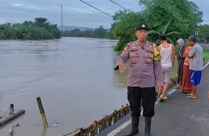 Respon Cepat Anggota Polsek Pabedilan, Ciptakan Situasi Aman Kondusif di Jalan Umum Tergenang
