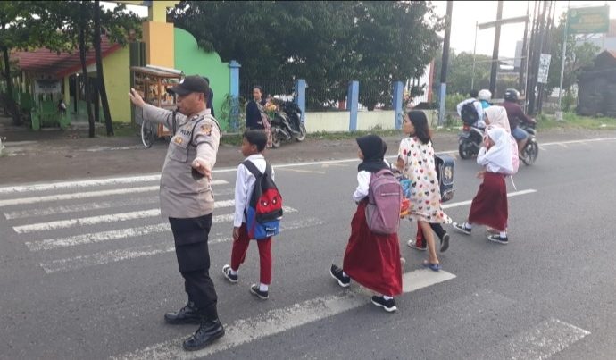 Rutinitas Gatur Pagi, Polsek Plered Laksanakan Pengaturan Lalu – Lintas