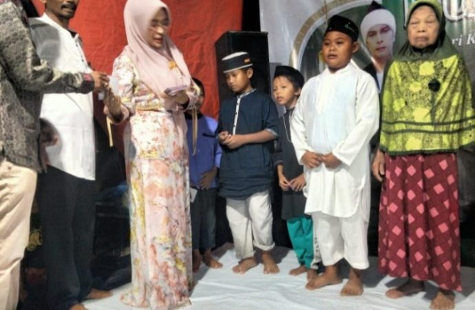 Wabup Cirebon, Ayu Hadiri Nuzulul Qur,an serta Beri Santunan di Desa Kanci
