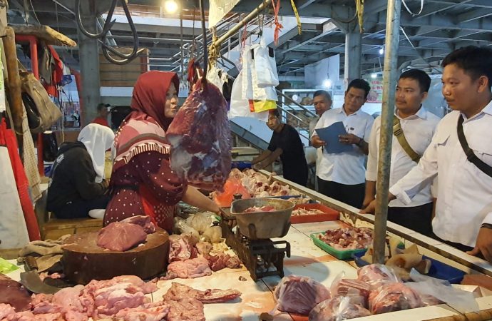 Satgas Pangan Polresta Cirebon Laksanakan Sidak Harga Bapokting di Pasar Pasalaran