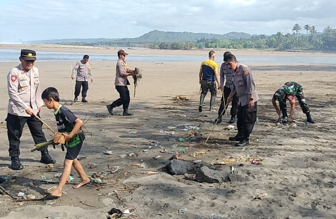 Polsek Cipatujah Bersama Muspika Bersihkan Sampah Serentak