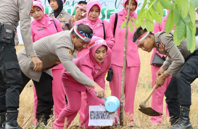 Polresta Cirebon Laksanakan Penanaman Ribuan Bibit Pohon Serentak