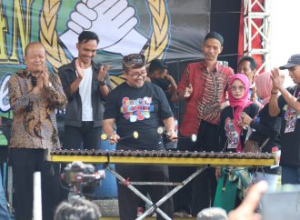 Bupati Imron Minta Seniman Angklung Kembangkan Budaya Cirebon