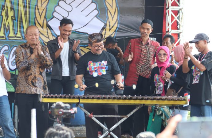 Bupati Imron Minta Seniman Angklung Kembangkan Budaya Cirebon