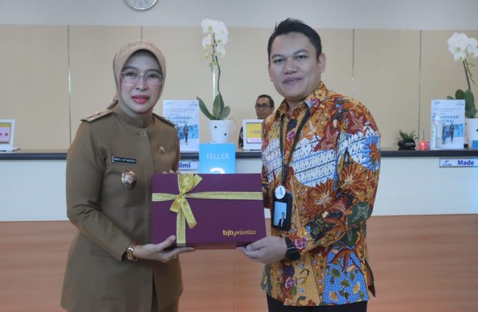 Hadiri Harpelnas, Wabup Ayu Apresiasi Inovasi Bank BJB Cabang Sumber