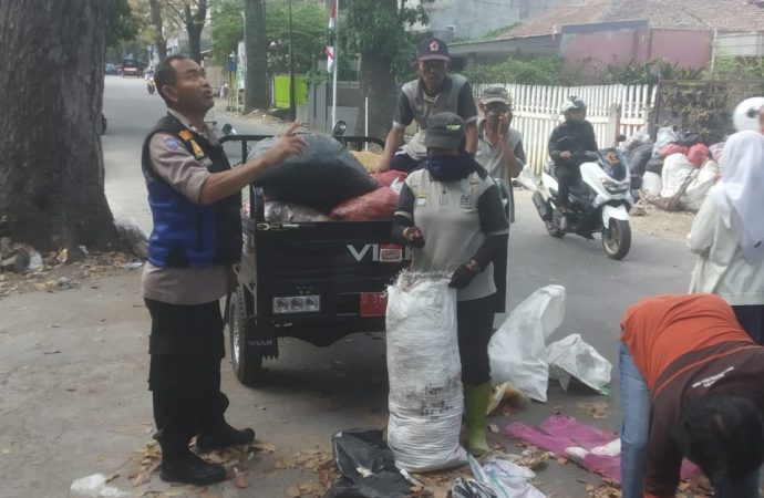 GOBER Kelurahan Pungkur Bersihkan Jalan Dewi Sartika