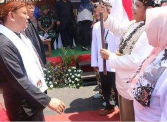 Ketua KPU Kota Cirebon Serahkan Bendera Kirab Pemilu 2024 Ke KPU Majalengka