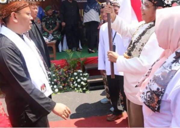 Ketua KPU Kota Cirebon Serahkan Bendera Kirab Pemilu 2024 Ke KPU Majalengka
