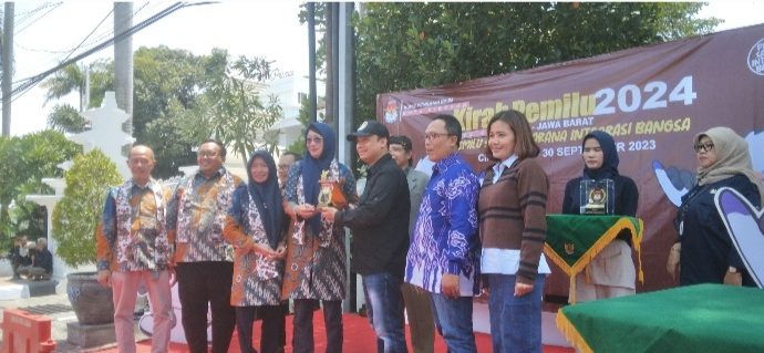 Kota Cirebon Wakili Jawa Barat, terima Perdana Estafet Kirab Pemilu 2024 dari Jawa Tengah