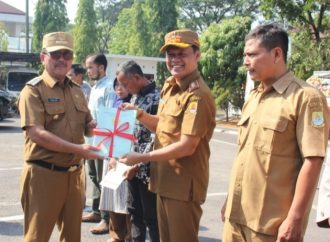 Bagikan Ribuan Sertifikat pada Peringatan HANTARU 2023, Bupati Imron: Manfaatkan Programnya