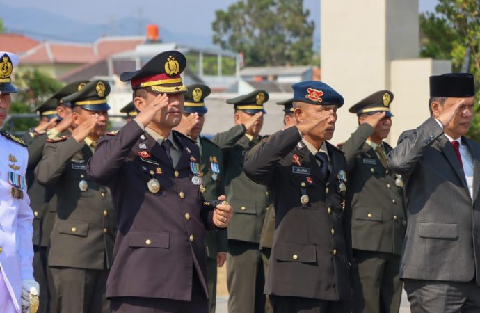 Kapolresta Cirebon Hadiri Upacara Ziarah Nasional Peringatan Hari TNI ke-78 di TMP Cakrabuana