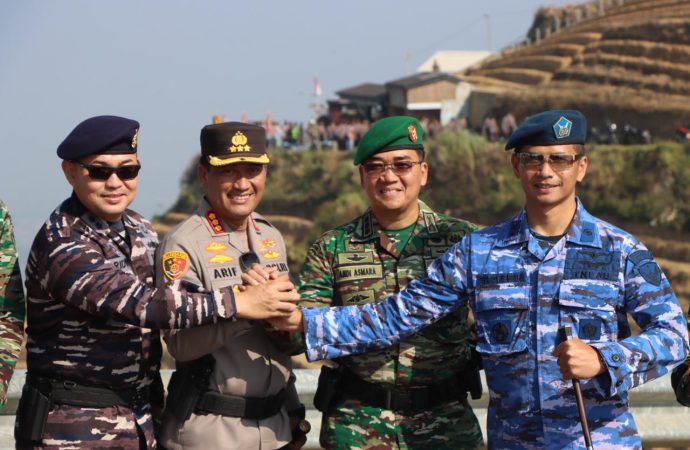 Kapolresta Cirebon Hadiri Upacara Peringatan HUT TNI ke-78 di Puncak Terasering Panyaweuyan