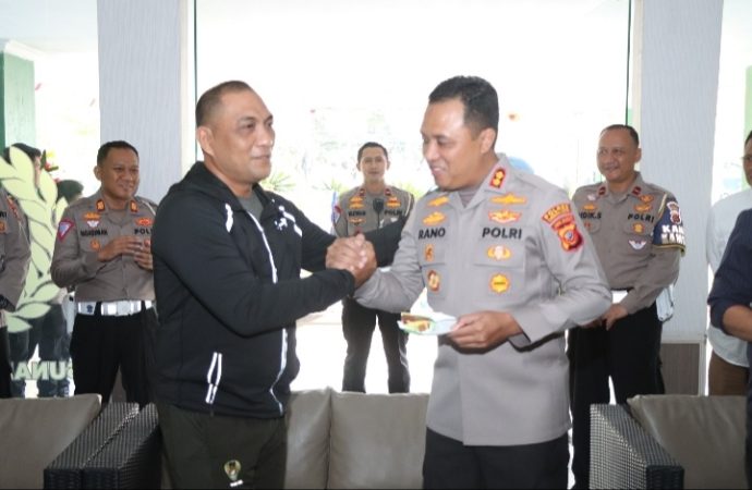 HUT TNI Ke-78, Kapolres Cirebon Kota Beri Surprise Dandim 0614/Kota Cirebon