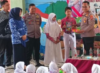 Turut Mencerdaskan Generasi Bangsa,Polsek Kesambi Bagikan Ratusan Buku Bacaan