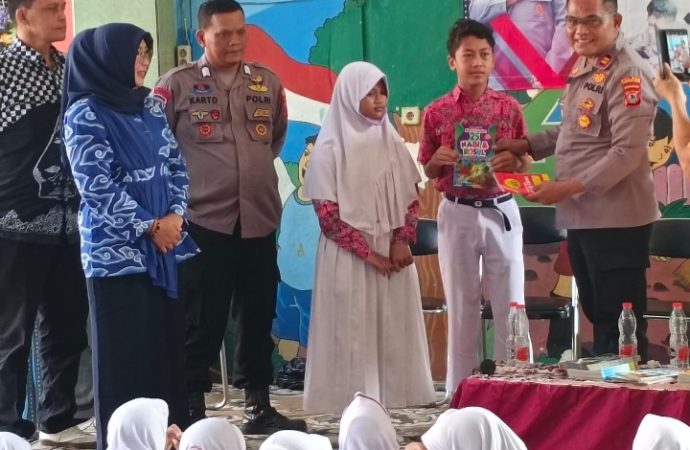 Turut Mencerdaskan Generasi Bangsa,Polsek Kesambi Bagikan Ratusan Buku Bacaan