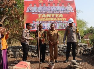 Kapolres Cirebon Kota Letakkan Batu Pertama Pembuatan Sumur Bor di Argasunya