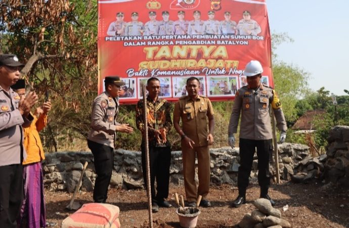 Kapolres Cirebon Kota Letakkan Batu Pertama Pembuatan Sumur Bor di Argasunya