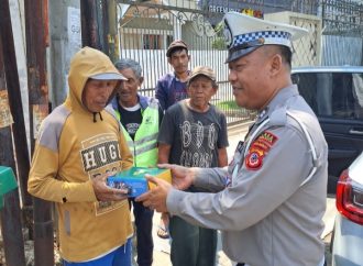 Jum’at Barokah, Polres Cirebon Kota Bagikan Puluhan Nasi Kotak