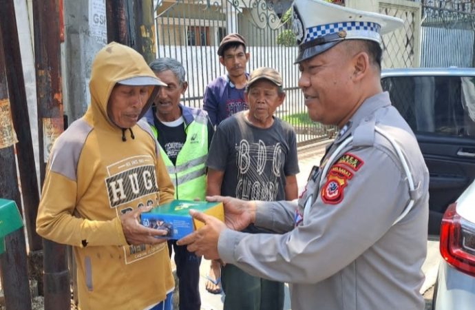 Jum’at Barokah, Polres Cirebon Kota Bagikan Puluhan Nasi Kotak