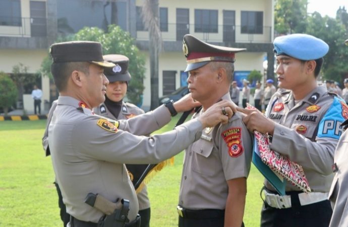 Tiga Personel Polresta Cirebon Mendapat Kenaikan Pangkat Pengabdia