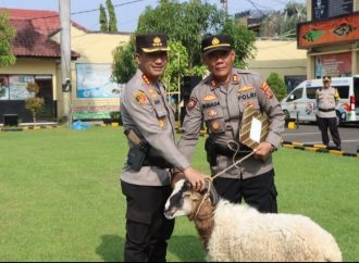 Kapolresta Cirebon Berikan Penghargaan kepada Tiga Kapolsek yang Meraih Kinerja Terbaik