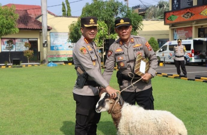 Kapolresta Cirebon Berikan Penghargaan kepada Tiga Kapolsek yang Meraih Kinerja Terbaik
