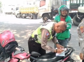 Unit lantas Polsek Seltim berikan tilang Pemotor pelanggar