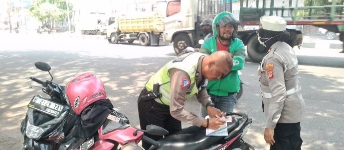 Unit lantas Polsek Seltim berikan tilang Pemotor pelanggar