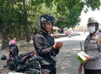 Kanit Lantas Polsek Seltim Berikan Tindak Tilang Pemotor Lawan Arah