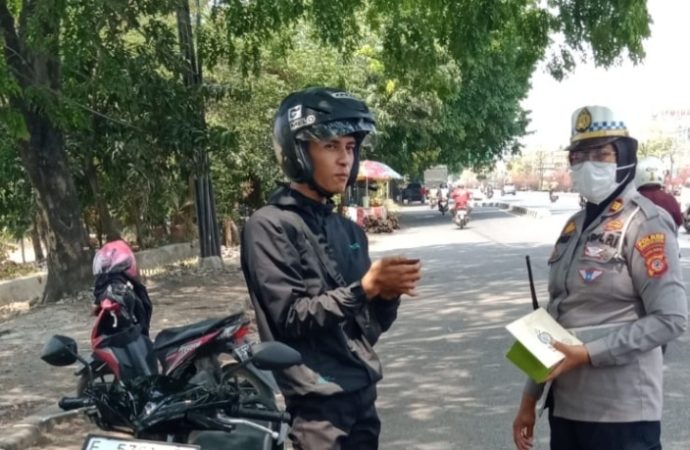 Kanit Lantas Polsek Seltim Berikan Tindak Tilang Pemotor Lawan Arah