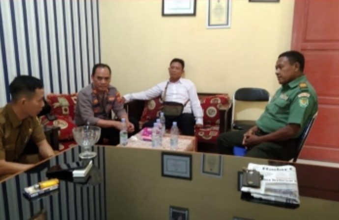 Soliditas Kapolsek Kedawung bersama Danramil , Sambangi balai Desa Kalikoa dalam Ops Mantap Brata 2023