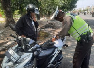 Unit lantas Polsek Seltim Polres Cirebon Kota tindak. Pemotor pelanggar