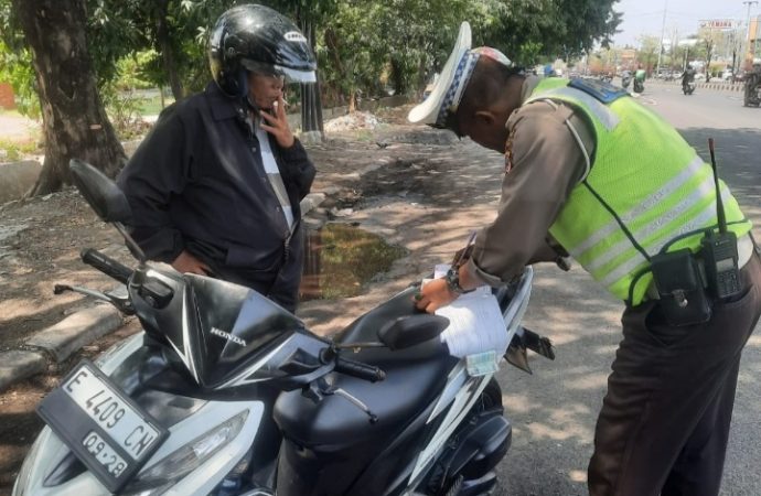 Unit lantas Polsek Seltim Polres Cirebon Kota tindak. Pemotor pelanggar