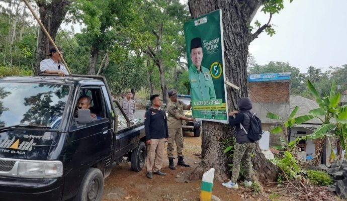 Panwaslu Kec. Cipatujah Tertibkan APK dan APS Calon Legislatif Pemilu 2024