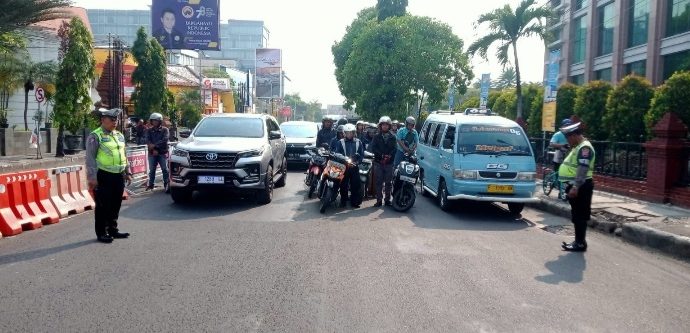 Hormati Jasa Para Pahlawan, Satlantas Polres Cirebon Kota Ajak Pengendara Heningkan Cipta